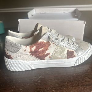 Size 9 BRAND NEW Sneakers!